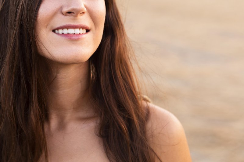 smiley-woman-outdoors-nature-with-copy-space